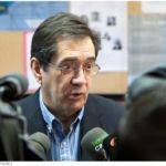 Martinón, candidato a rector, con los medios de comunicación en el momento de ejercer su voto