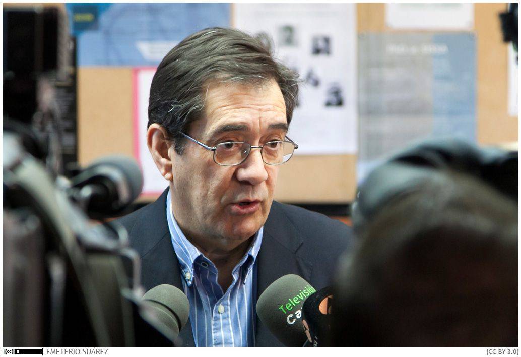 Martinón, candidato a rector, con los medios de comunicación en el momento de ejercer su voto