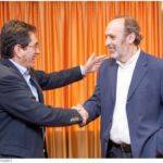 Manuel Ledesma es felicitado por el rector