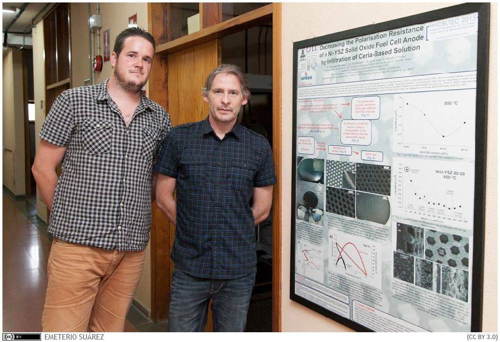 Ricardo Fernández, autor de la comunicación, y Juan Carlos Ruiz-Morales, director del grupo