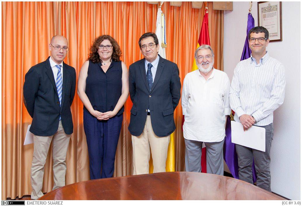 El rector, en el centro, junto a la secretaria general y los tres nuevos cargos