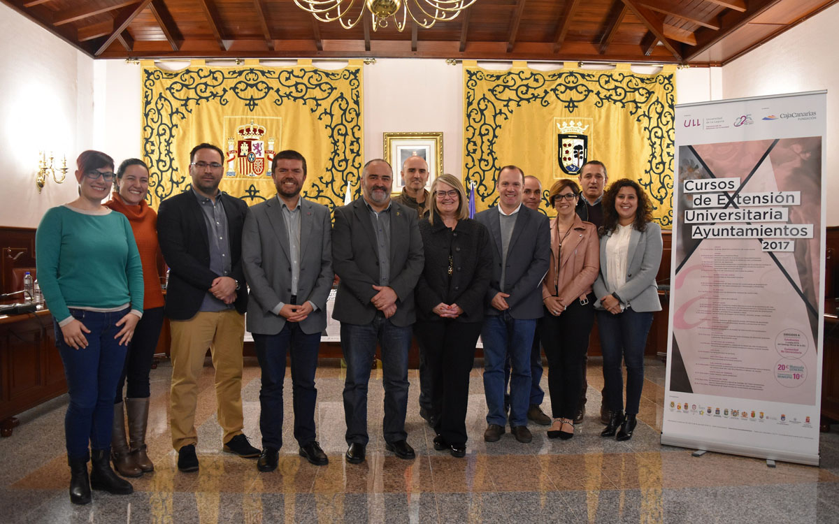 Representantes académicos y municipales durante la presentación de los cursos de extensión universitaria 2017