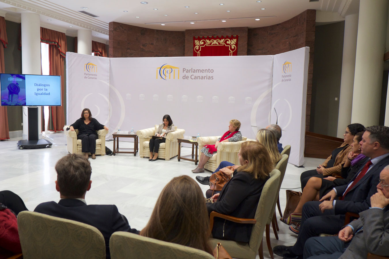 Diálogo sobre la igualdad de las mujeres en el Parlamento de Canarias.