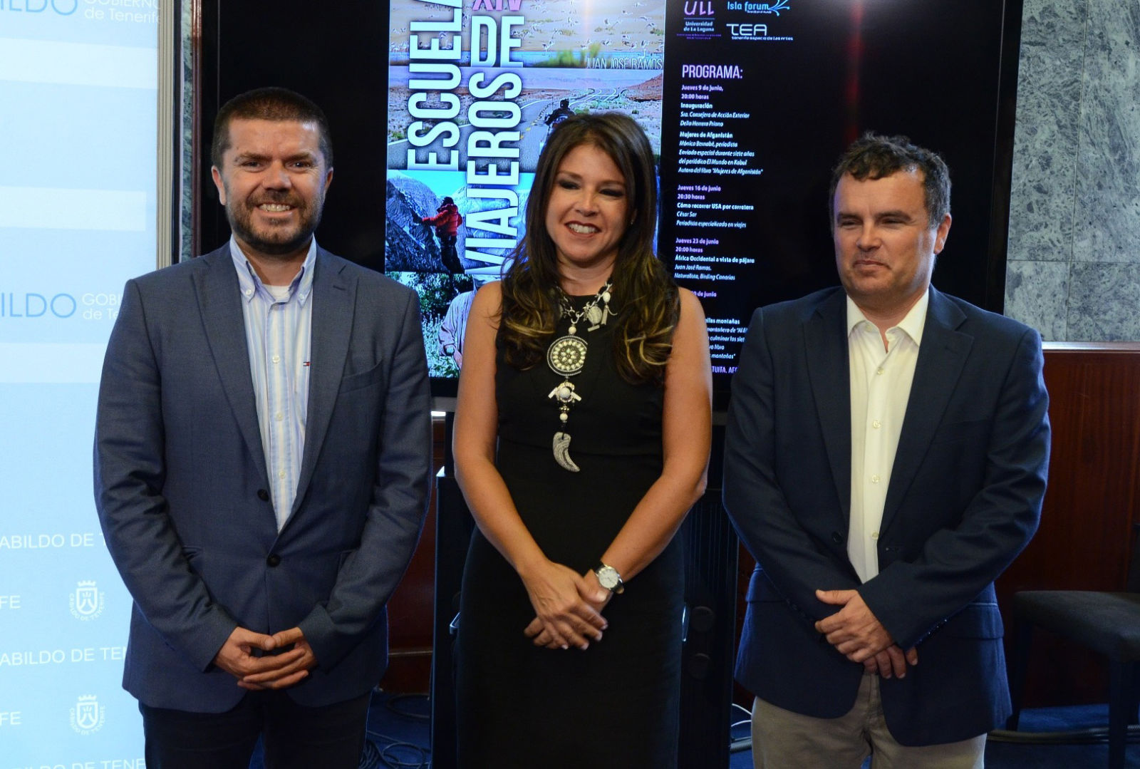 El vicerrector, la consejera y el director del aula cultural de la ULL.