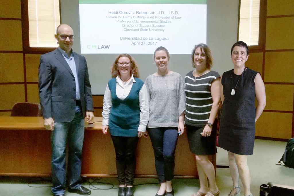 Roberston, segunda por la derecha, acompañada de Elena Sánchez, con traje negro, en uno de los seminarios de la ULL