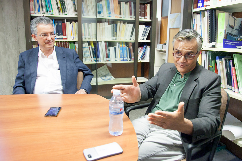 José Pascual (I) y Shankar Aswani (D) durante la entrevista realizada en el Instituto Universitario de Ciencias Políticas y Sociales