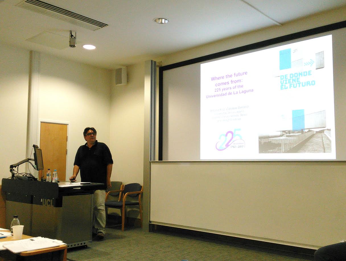 El profesor durante su intervención