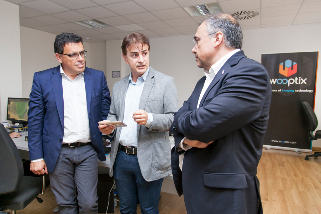 De izquierda a derecha: Manuel Miranda, José Manuel Rodríguez y Francisco Almeida durante la visita a las oficinas de Wootpix.