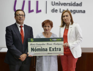 Entrega de cheque-nómina de Cajasiete a una empleada de la ULL