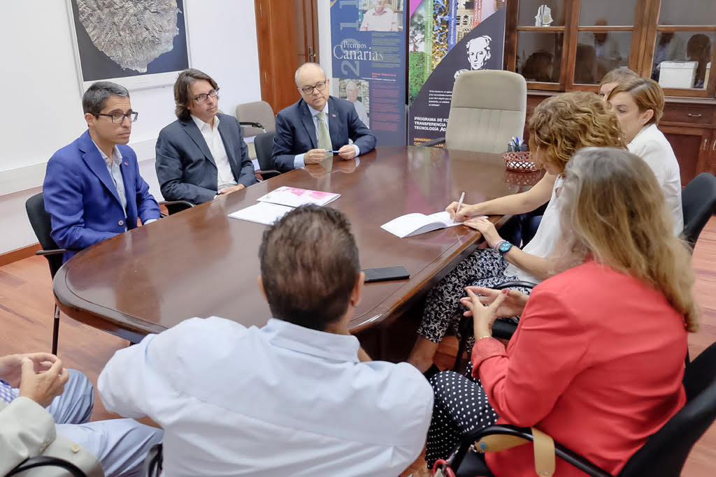 El director de la OTRI de la Universidad de La Laguna, Serafín Corral; el director gerente de la Fundación General, Julio Brito; y el director científico del Parque Etnográfico Pirámides de Güímar, David Varcácel, firman un convenio específico por el que el centro académico creará un jardín botánico en el citado parque