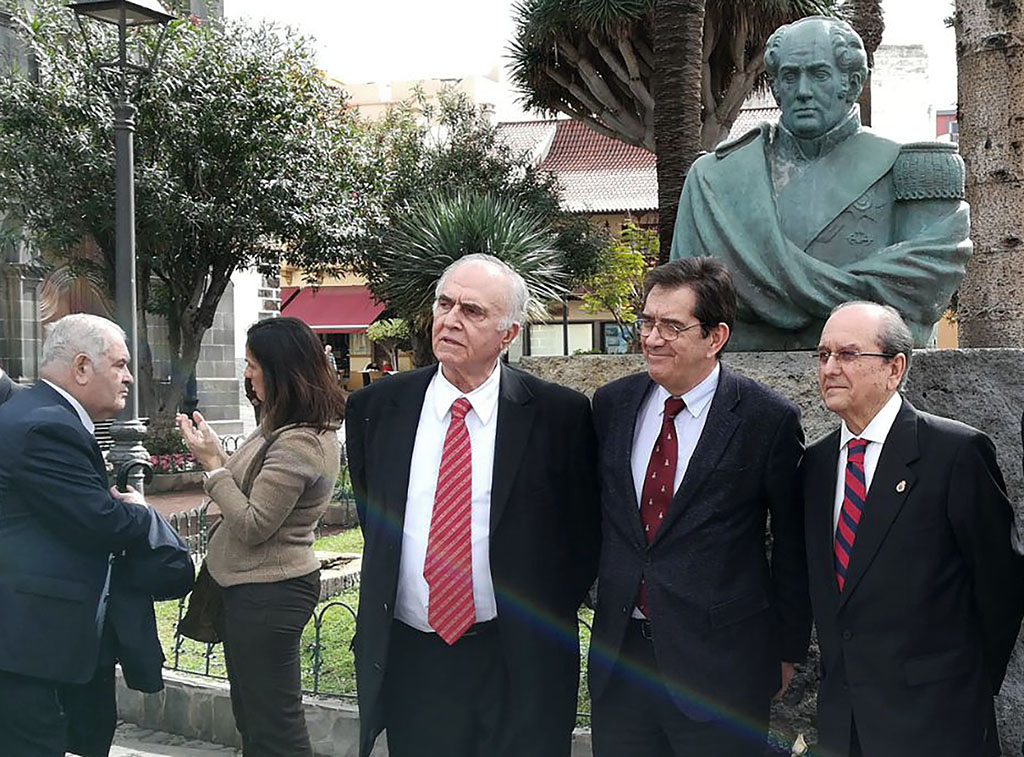 De izquierda a derecha: Isidoro Sánchez, Antonio Martinón y Juan Cullen durante la ofrenda a Agustín de Betancourt, el pasado 1 de febrero en Puerto de la Cruz.