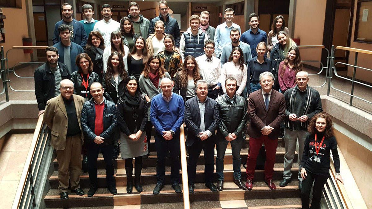 Alumnado y autoridades participantes en el "final pitch" de Demola Canarias celebrado en la ULL