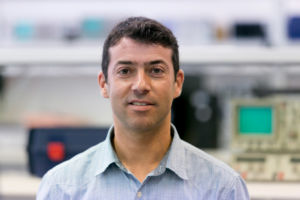 Oswaldo González investiga las aplicaciones de la luz LED.