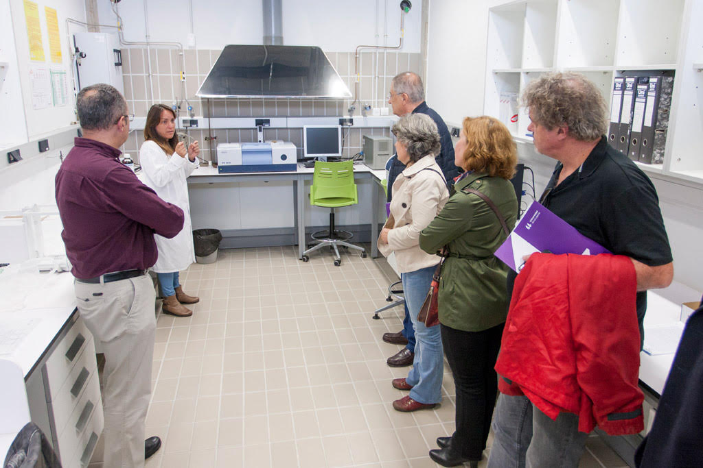 Foto de la visita a las infraestructuras del SEGAI por parte de agentes del sector de la construcción