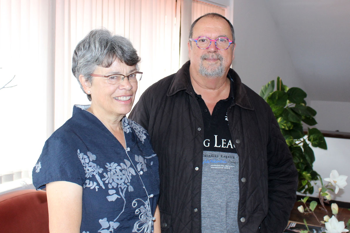 Ann Mabbott y Plácido Bazo durante la visita de la primera a la ULL