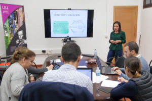 Una de las tecnólogas del programa Agustín de Betancourt presenta la actividad que ha desarrollado este año ante el comité evaluador.