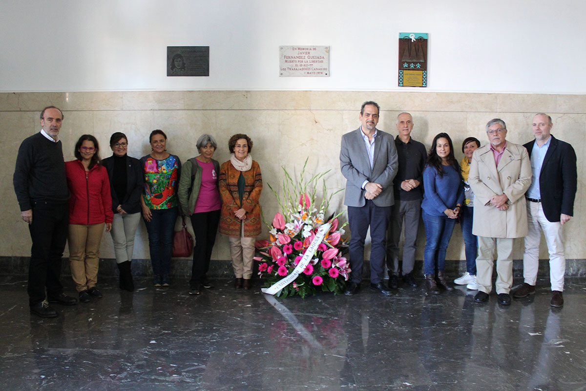 Foto de los presentes en el homenaje a Javier Fernández Quesada