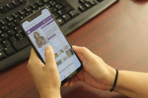 Imagen de una persona consultando la web de la ULL con su móvil