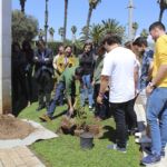 Foto del acto simbólico de plantar un árbol por el cambio climático