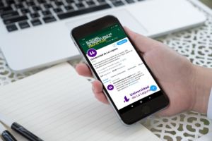 Imagen de un móvil con la cuenta de Twitter de la ULL