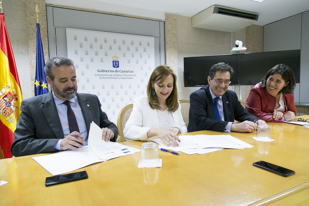 Foto de la firma entre las universidades y el Gobierno de Canarias