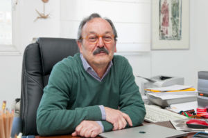 Dimas Martín en su desacho del Campus de Guajara.