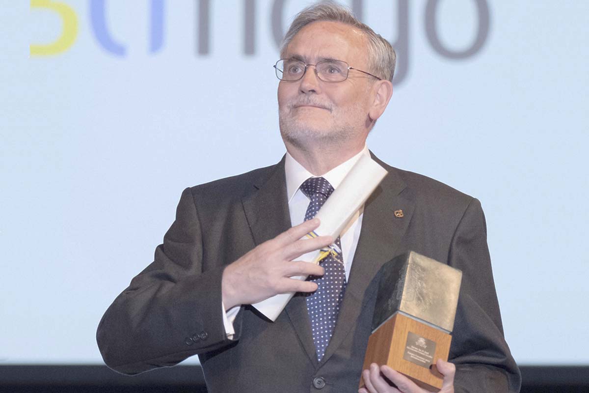 José Gómez Soliño recibiendo el Premio Canarias Internacional.