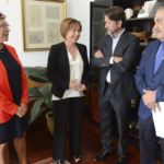 Fotografía de la reunión de la rectora Rosa Aguilar en el Cabildo