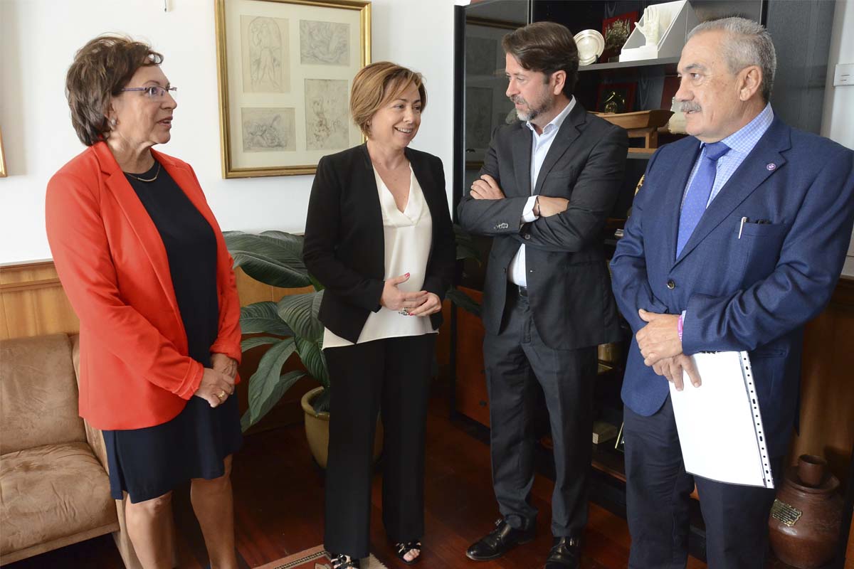 Fotografía de la reunión de la rectora Rosa Aguilar en el Cabildo