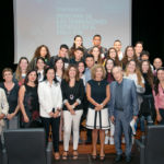 Los jóvenes participantes en la iniciatica "Regreso al presnte", junto a varias de los ponentes y autoridades académicas en la sesión de hoy en Campus America.