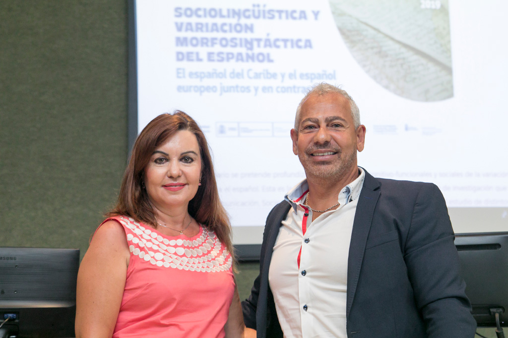 María José Serrano y Luis A. Ortiz, antes del comienzo de su seminario sobre sociolingüística.