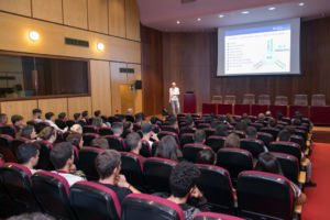 Uno de los asesores del SIO, durante su charla en la Facultad de Economía, Empresa y Turismo.