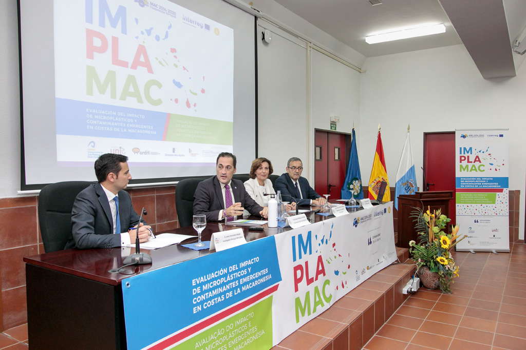 De izquierda a derecha, el investigador principal del proyecto IMPLAMAC, el vicerrector de Investigación y Transferencia, la decana de Ciencias y el alcalde de Arico.