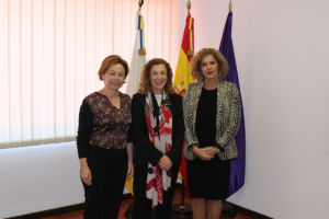 De izquierda a derecha, la rectora, la nueva directora del IUEM y la secretaria general de la ULL tras la toma de posesión.