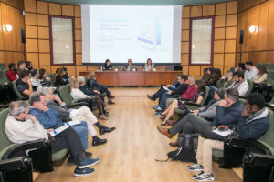 En la mesa, Lourdes Melero, José Adrián García Rojas y Clara Gámez Marrero.
