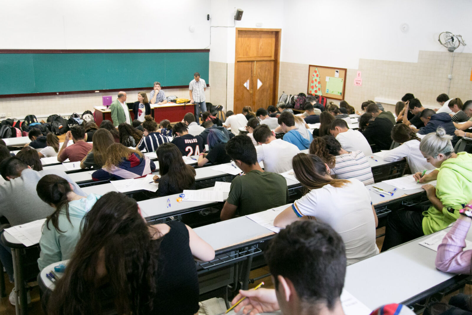 Imagen de archivo de estudiantes durante la EBAU de 2019.