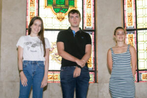 De izquierda a derecha, Carolina Morales Gustafsson, Alejandro López González y Marta Roda González, estudiantes con las notas más altas de la EBAU de la provincia de Santa Cruz de Tenerife en