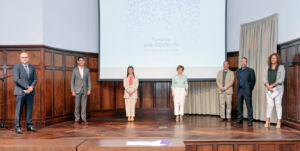 Foto de todos los participantes en el acto de presentación.