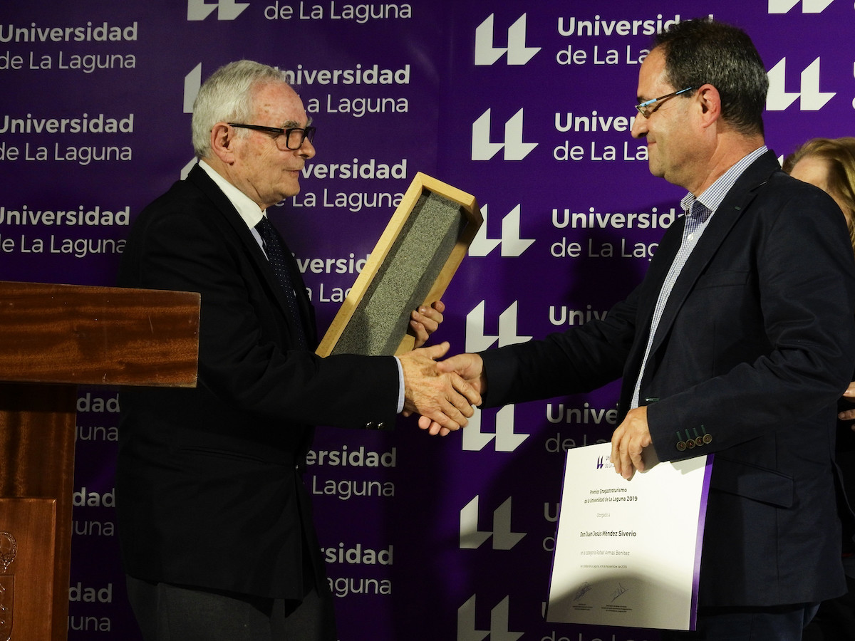 El enólogo Juan Jesús Méndez recogiendo el galardón en la edición 2019