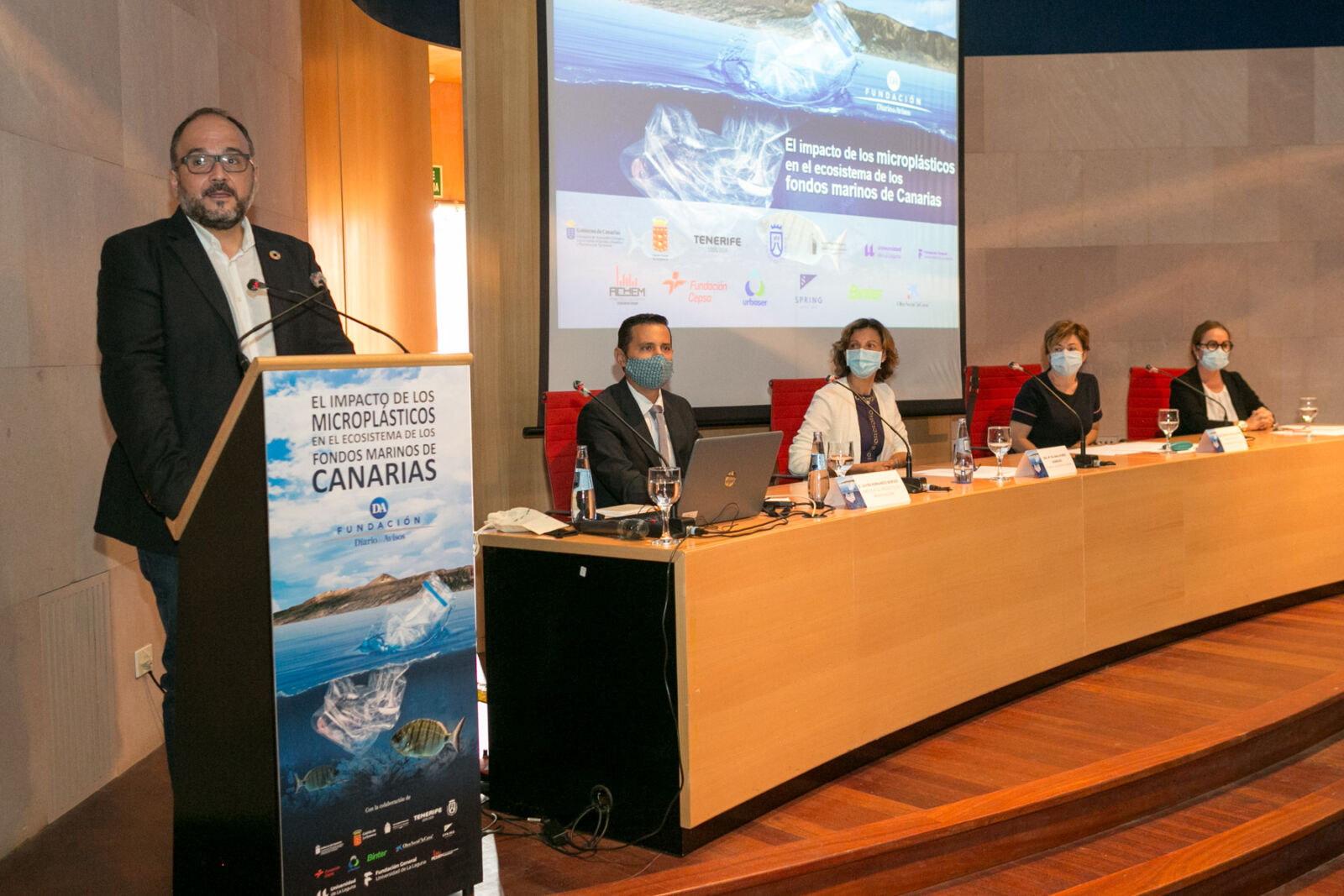 El consejero del Gobierno de Canarias tomó la palabra durante la presentación de esta investigación sobre los microplásticos en el litoral canario.