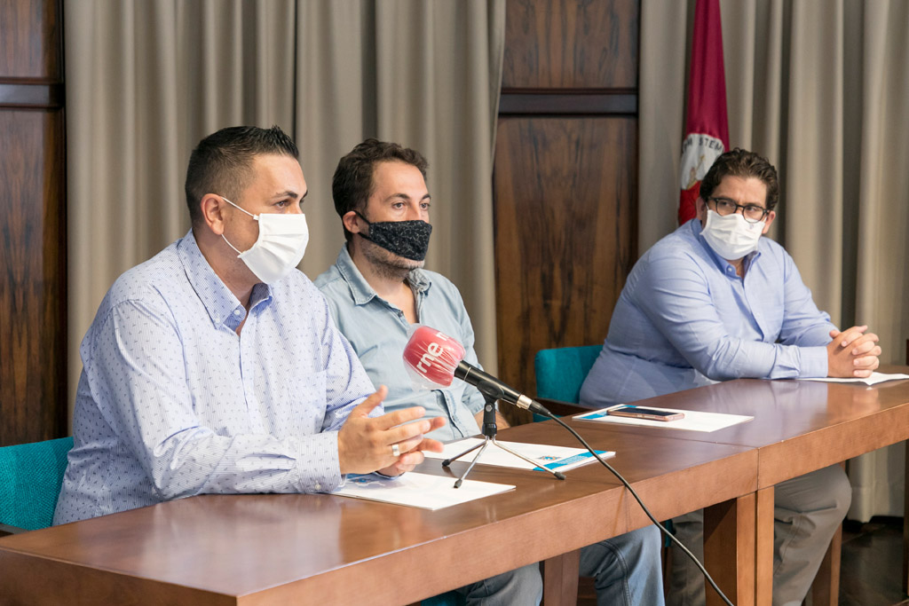 De izquierda a derecha: Jacob Lorenzo, Ernesto Pereda y Julio Perdomo durante la rueda de prensa.