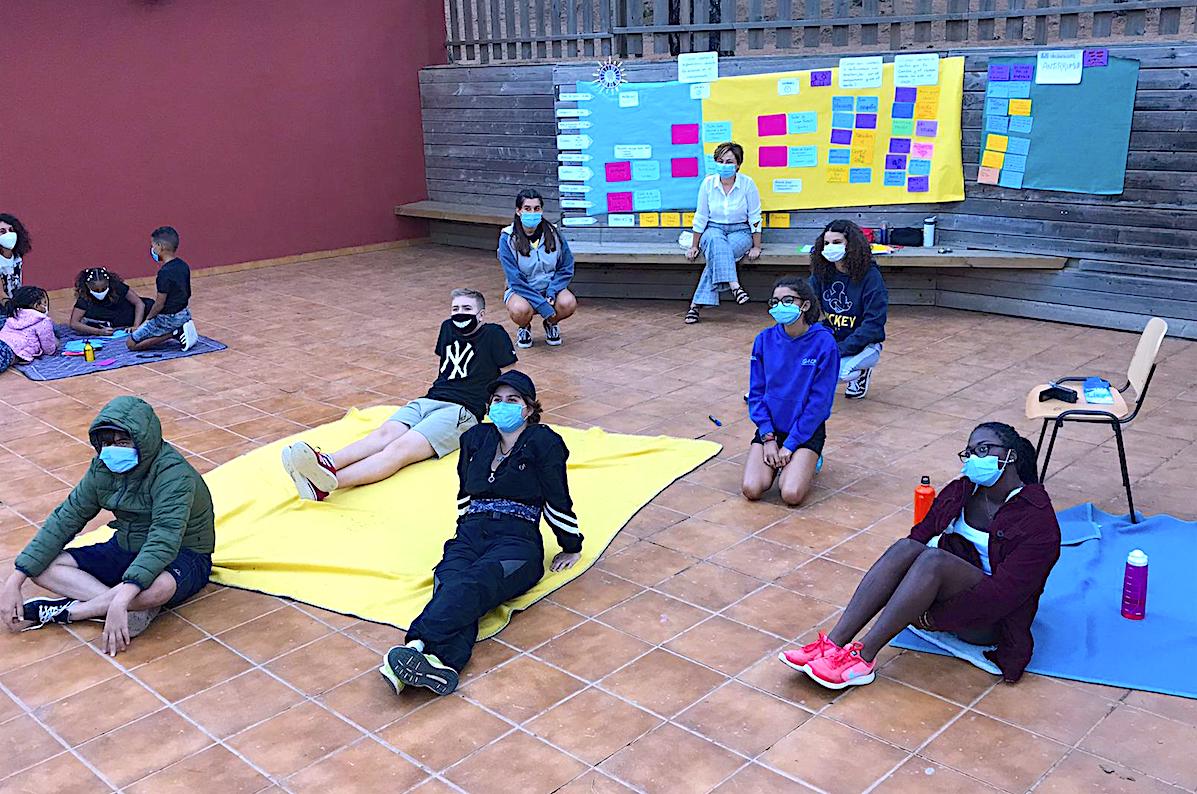 La rectora, al fondo, en la primera actividad de este encuentro juvenil celebrado en el campamento de La Esperanza.