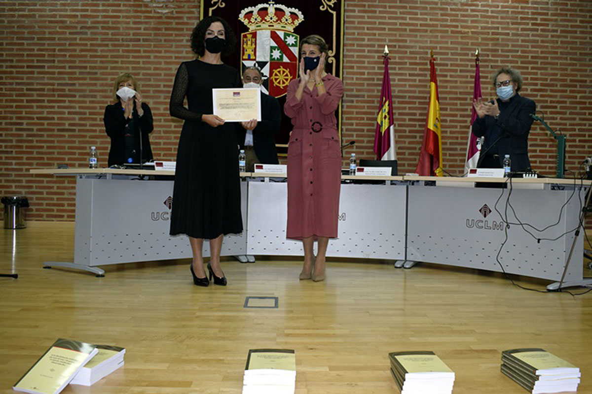 Sarai Rodríguez (d) recibe el premio de manos de la ministra Díaz.