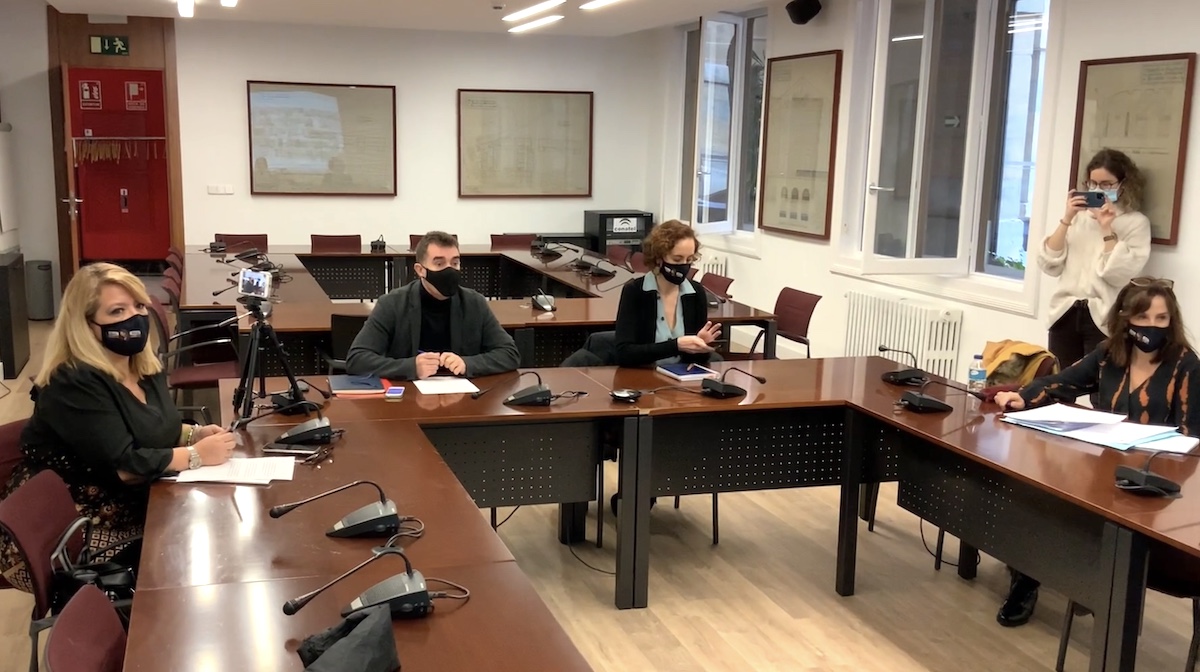 Imagen de la rueda de prensa presidida por el Consejero de Políticas Migratorias y Justicia del Gobierno de Navarra, Eduardo Santos.