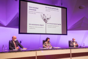 En la mesa, de izquerda a derecha, Juan Diego Betancor, Dolores Pelayo y Manuel Area.