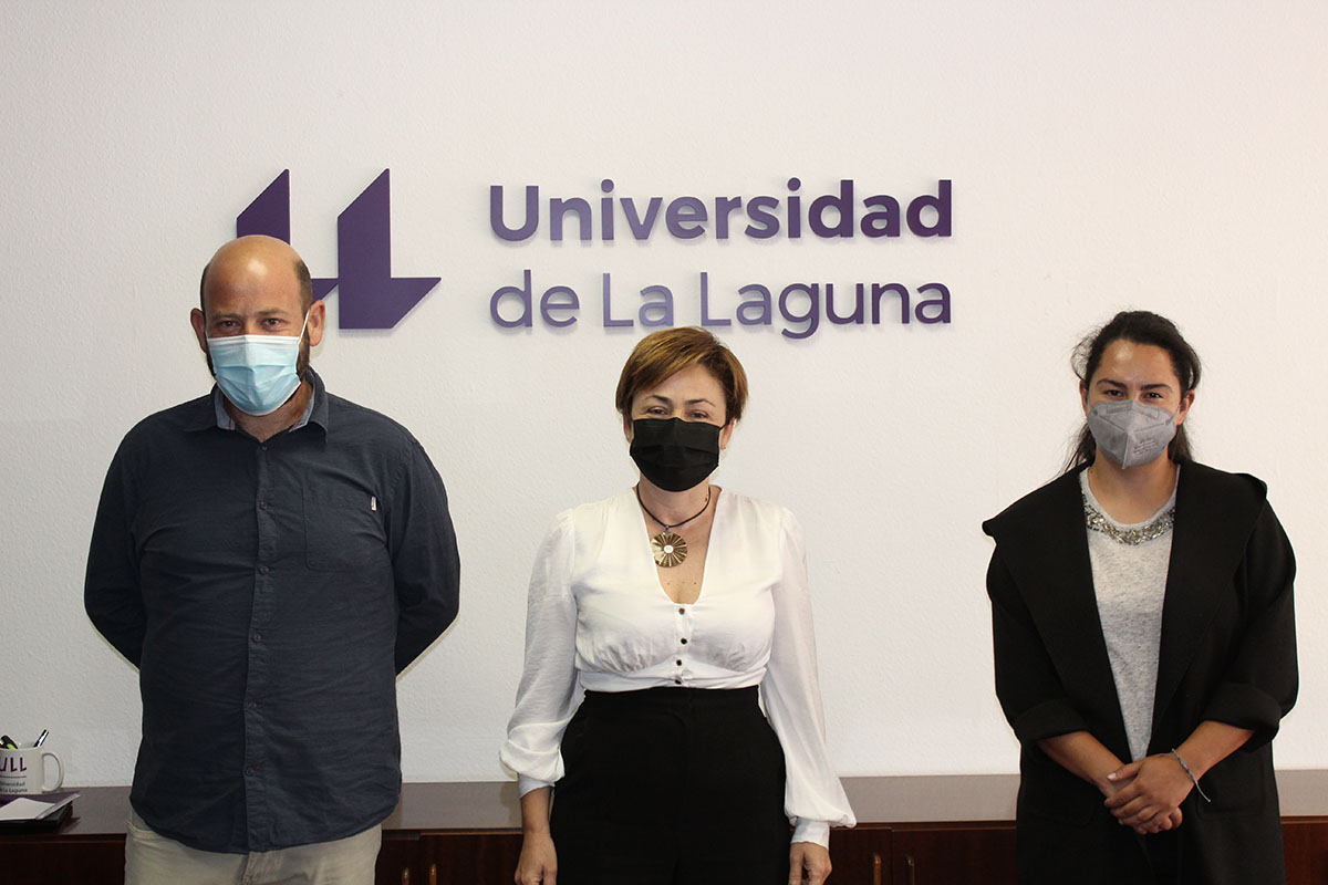 Tomas Mesa (i), Rosa Aguilar (c) y Patricia Perdomo (d) durante la visita la rectorado.