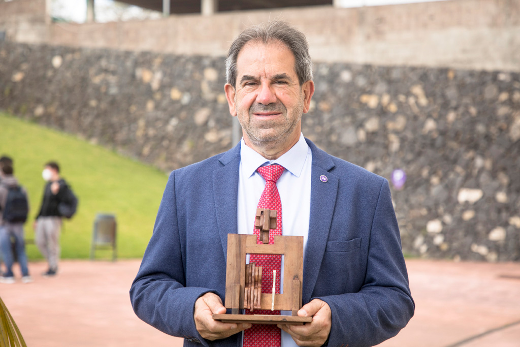 Pedro Álvarez Pérez posa con el trofeo que acredita el premio concedido por el Consejo Social de la Universidad de La Laguna a su trayectoria docente e investigadora