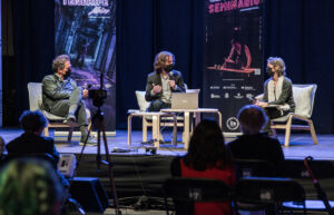 Imagen de la edición 2020, una mesa redonda moderada por Javier Rivero Grandoso con los escritores Domingo Villar y Marta Sanz.