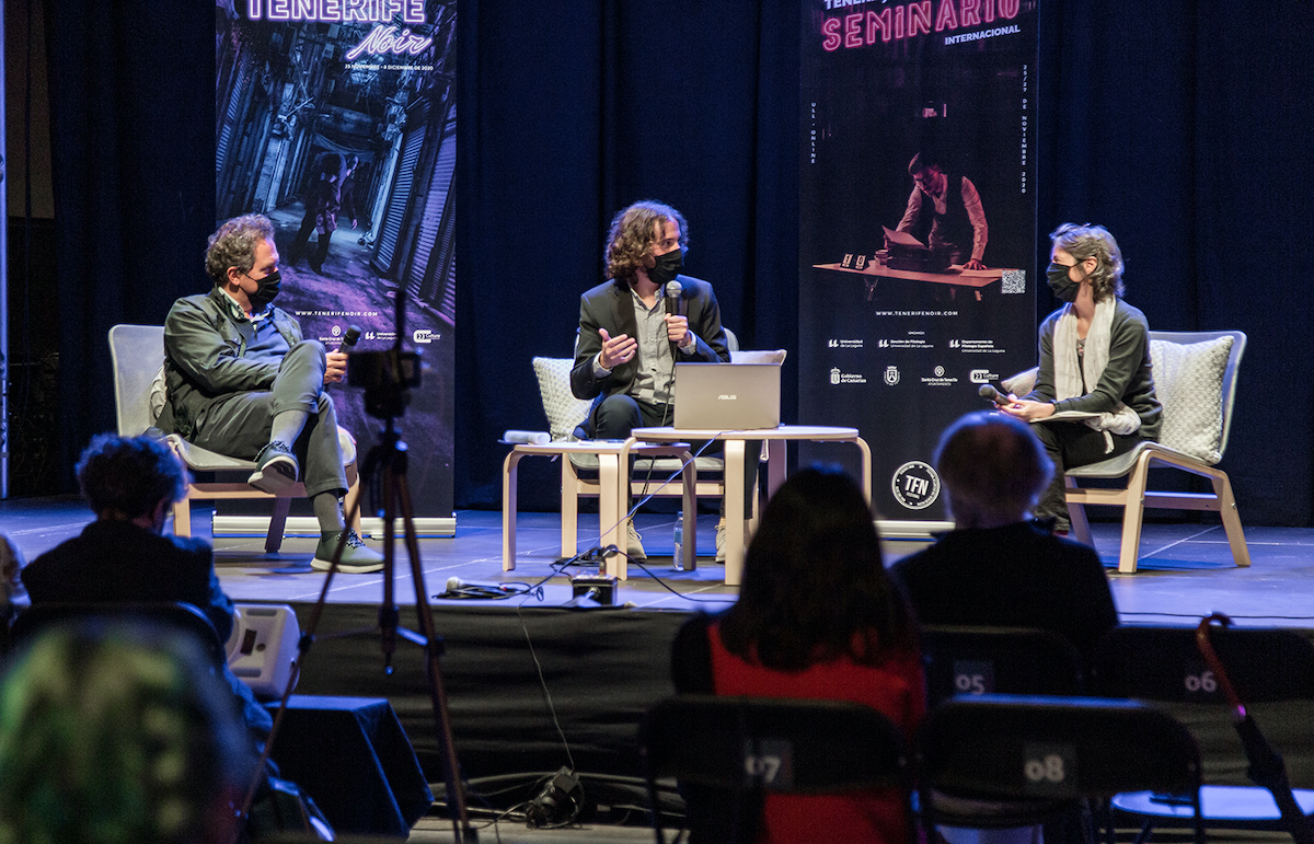 Imagen de la edición 2020, una mesa redonda moderada por Javier Rivero Grandoso con los escritores Domingo Villar y Marta Sanz.
