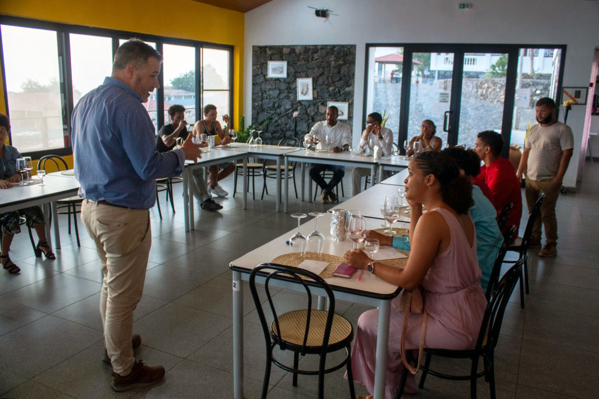 Encuentro del subdirector de la cátedra, Gabriel Santos, con los jóvenes estudiantes de viticultura de la isa de Fogo.